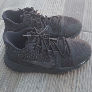 Nike Boys Azurie Elizabeth Size 3.5